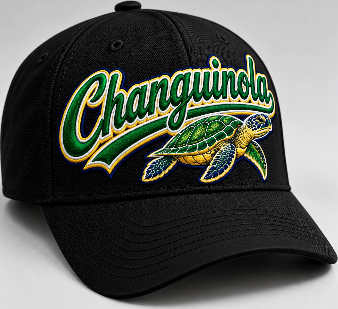 Imagen facilitada por ARPIXGROUP: gorra negra bordada con diseño Changuinola y tortuga marina